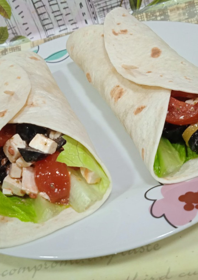 Una foto de Wraps con feta, lechuga y olivas