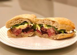 Sanduíche de Carne, Brie, Rúcula e Geléia de Pimenta