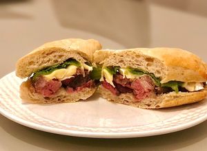 Foto de Sanduíche de Carne, Brie, Rúcula e Geléia de Pimenta