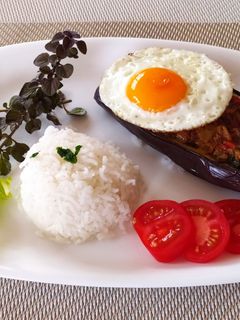 Töltött padlizsán tükörtojással és rizzsel recept fotója