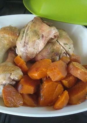 Una foto de Pollo al horno con batatas a la bolsa