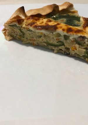 Una foto de Tarta de zapallitos, zanahoria y hongos