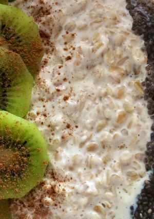 Una foto de Porridge Avena + Canela + Kiwi