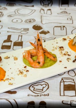 Foto di Involtini di sgombro farciti su crema di peperone con gamberi su crema di zucchine