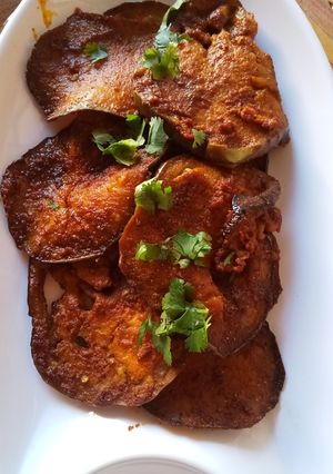 बैंगुन भाजा (Baigun Bhaja recipe in Hindi) रेसिपी मुख्य फोटो