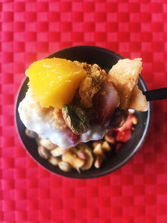 Una foto de Yogur desayuno con mango, fresas y pistachos