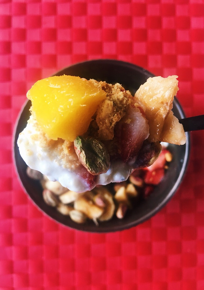 Una foto de Yogur desayuno con mango, fresas y pistachos