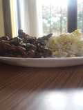 Carne con verduras y champiñones