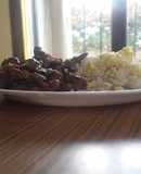Carne con verduras y champiñones