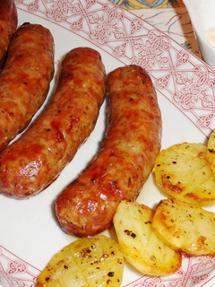 Una foto de Chorizos criollos con patatas al horno
