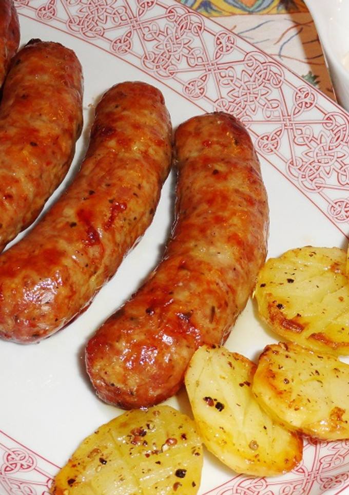 Una foto de Chorizos criollos con patatas al horno