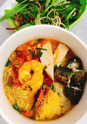 Hình của món Bún riêu cua chả lá lốt.