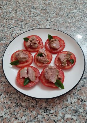 Une photo de Tranches de tomates au thon et à l'huile d'olive 🍅🐟🌱