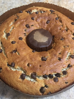 Una foto de Torta de banana con chips súper fácil