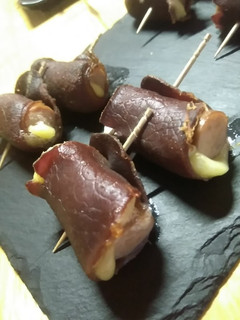 Una foto de Pincho de Cecina con Salchicha y Brie