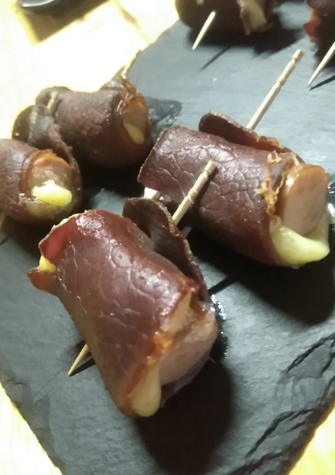 Una foto de Pincho de Cecina con Salchicha y Brie