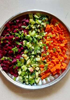 કલરફૂલ વેજ સલાડ (Colorful Veg Salad Recipe In Gujarati) રેસીપી મુખ્ય ફોટો