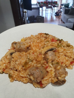 Una foto de Arroz de montaña con butifarra y champiñones