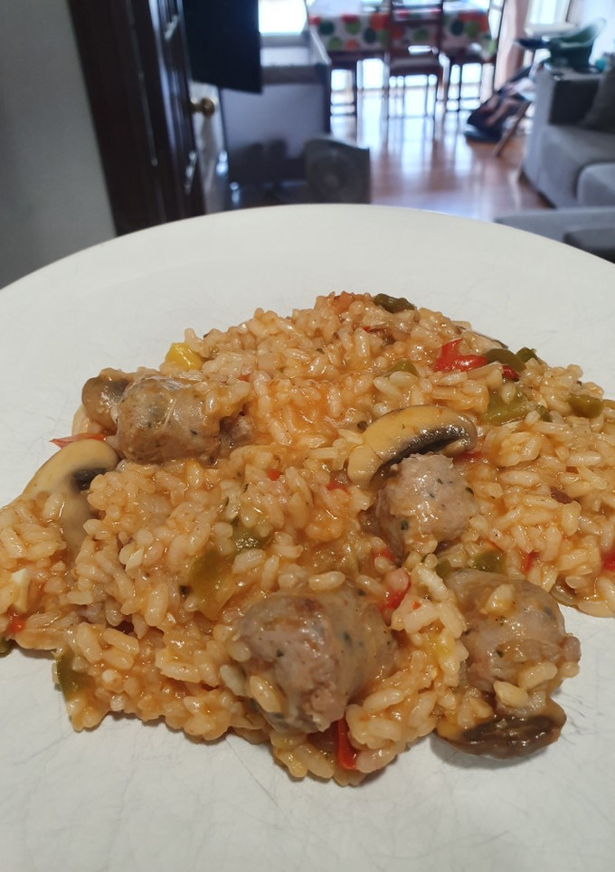Una foto de Arroz de montaña con butifarra y champiñones