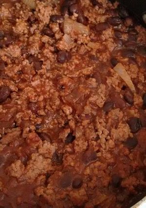 Una foto de Carne molida con frijoles negros. ॐ