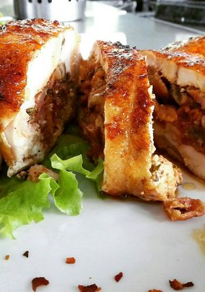Una foto de Pechugas de pollo o pavo rellena de vegetales