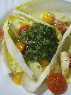 Una foto de Ensalada de endivia con salsa de kiwi