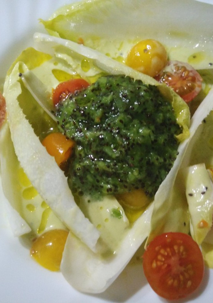 Una foto de Ensalada de endivia con salsa de kiwi