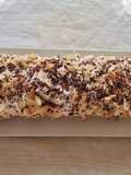 Pastel muy bonito, divertido y suave con chocolate, nata y almendras