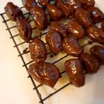 Dátiles rellenos con nuez bañados en chocolate semiamargo