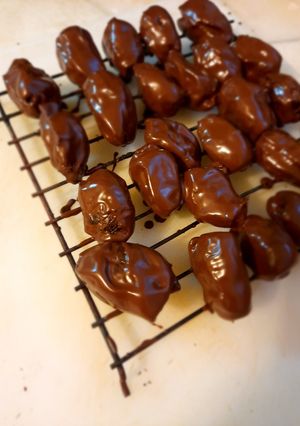 Una foto de Dátiles rellenos con nuez bañados en chocolate semiamargo