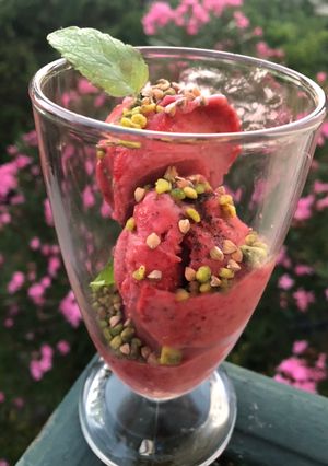 Une photo de Sorbet fraise saupoudrée de pistaches concassées