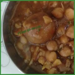 A picture of Punjab style chana gravy.