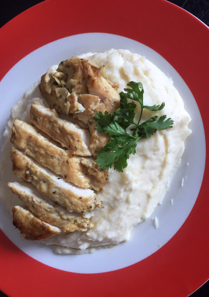 Una foto de Pollo en puré de papas