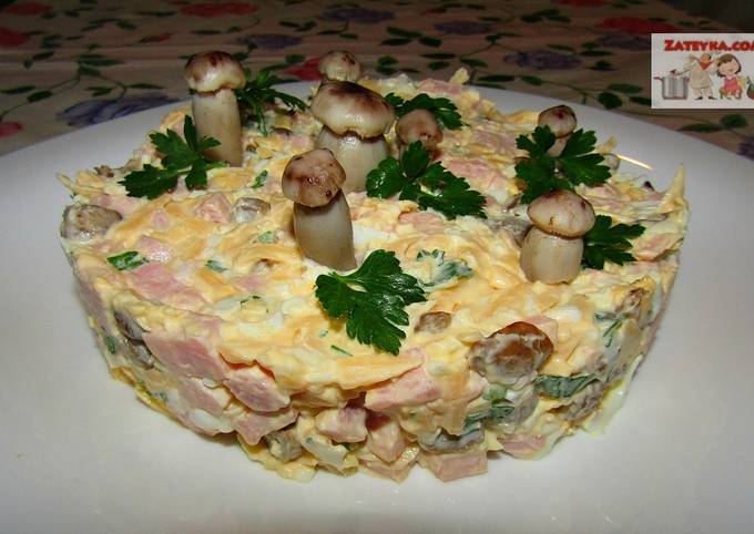 Салат с маринованными опятами, фасолью и яйцами