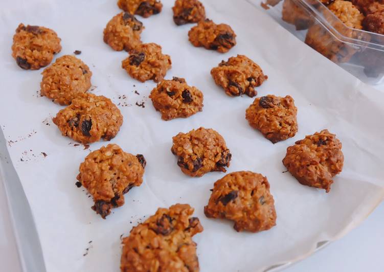 Oatmeal raisin cookies