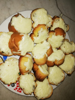 A picture of Cheese Garlic Bread.