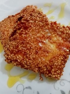 O poză a rețetei Feta Saganaki-Branza prajita cu susan şi miere de albine.