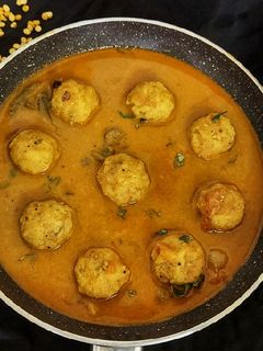 பருப்பு உருண்டை குழம்பு(paruppu urundai kulambu recipe in tamil) செய்முறை முக்கிய புகைப்படம்
