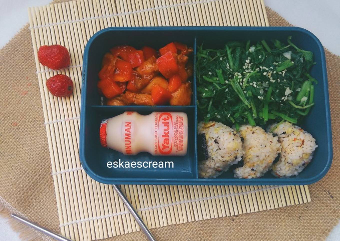 Bento Diet Ayam Asam Manis, Sigeumchi Namul & Onigiri