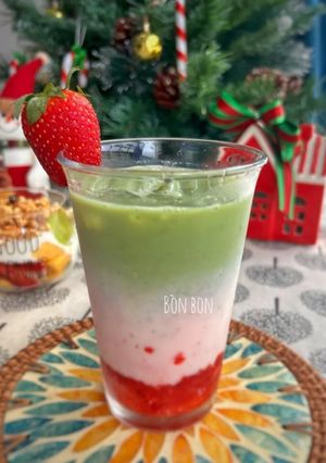 Hình của món Strawberry Matcha Latte 🍓.
