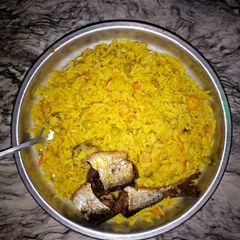 A picture of Jollop din shinkafa da ices fish.