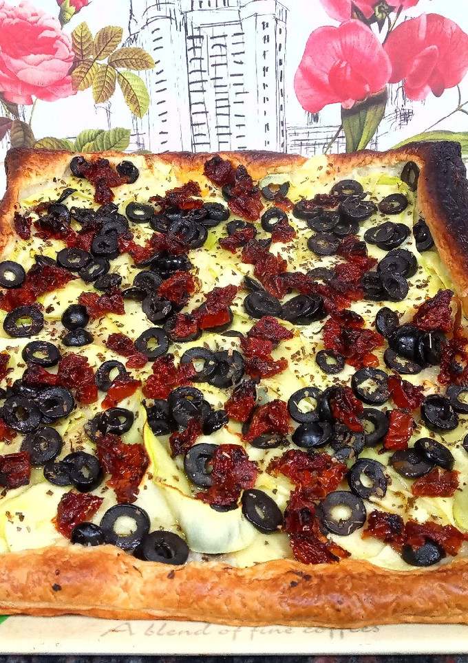 Una foto de Hojaldre de calabacín y tomates secos