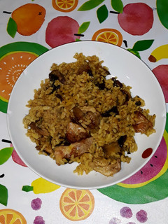 Una foto de Arroz de pollo y conejo con algas