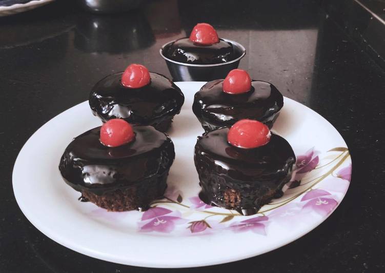 Chocolate cup cakes with chocolate ganache