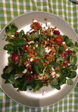 Una foto de Ensalada canónigos y lentejas