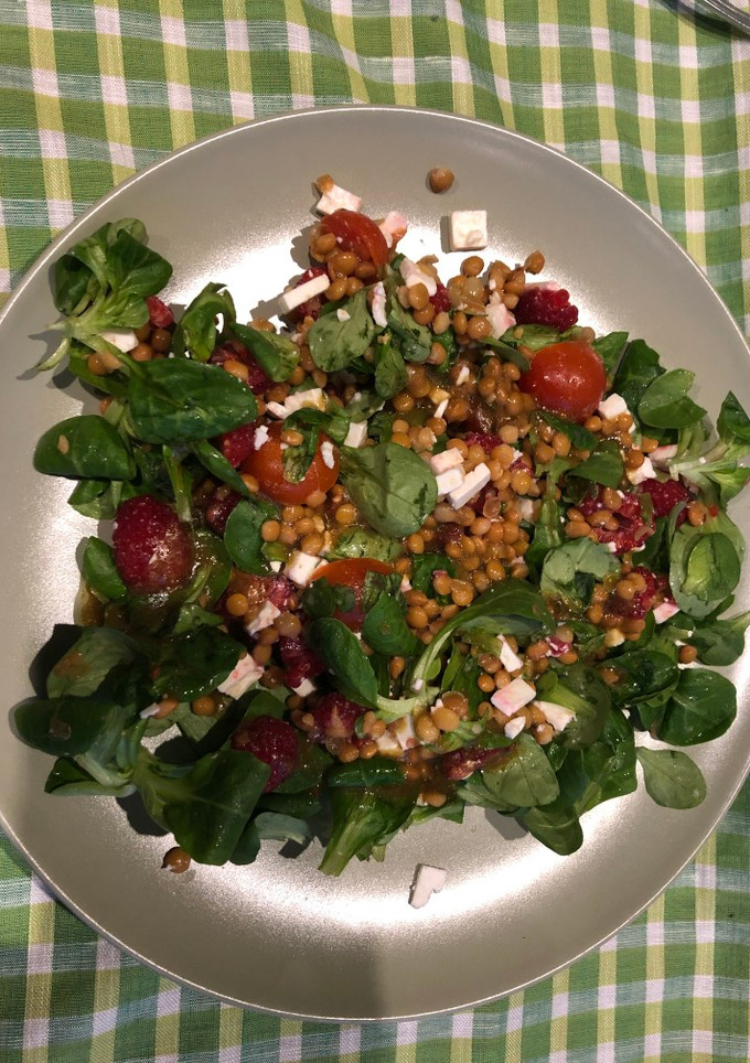Una foto de Ensalada canónigos y lentejas