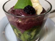 Una foto de batido de moras y plátano