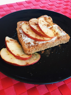 Una foto de Tostadas de requesón y manzana