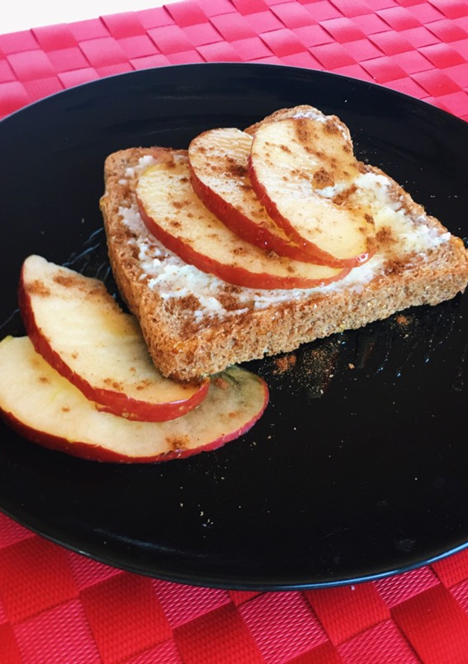 Una foto de Tostadas de requesón y manzana