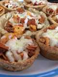 Canastitas de papa rellenas de un guiso o vegetales con queso